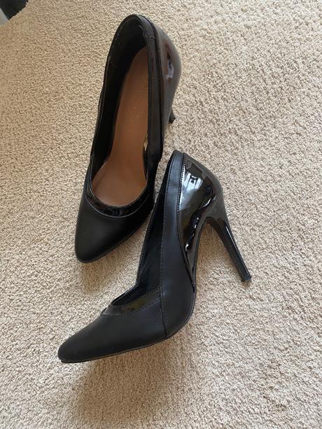 Čierne lodičky, 35