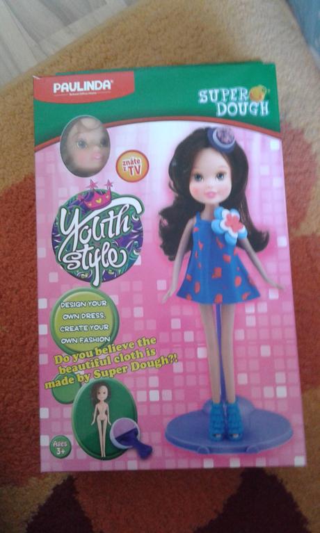 Bábika so šatami na modelovanie,