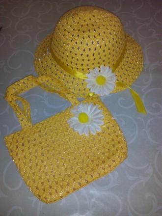 Klobúčik a kabelka,