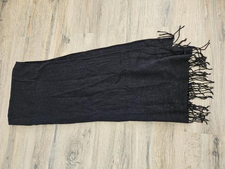 Klasicky cierny sal so strapcami, 