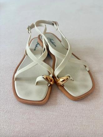 Dámske sandále s elegantným zlatým detailom, 37