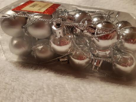 20 malých strieborných vianočných gulí, 
