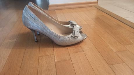 Strieborné lodičky, 38