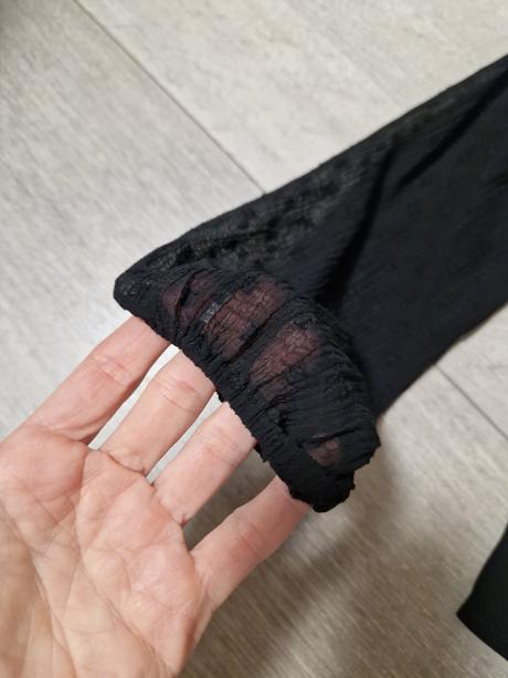 Čierne tričko s transparentnými rukávmi, s