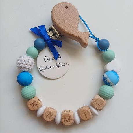 Retiazka na cumlík s menom pre chlapčeka, 