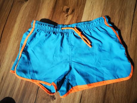 Sortkové plavky, 128