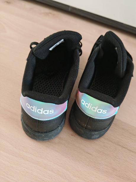 Adidas yenisky nove s menivymi pasikmi, adidas,37