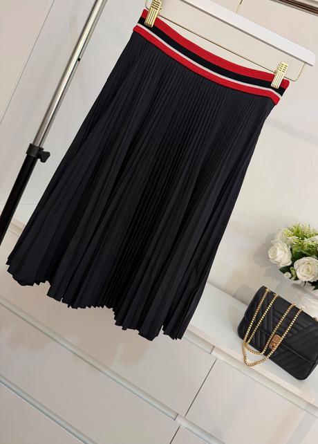 Prada luxusná plisovaná sukňa s ikonickým pásom, prada,38