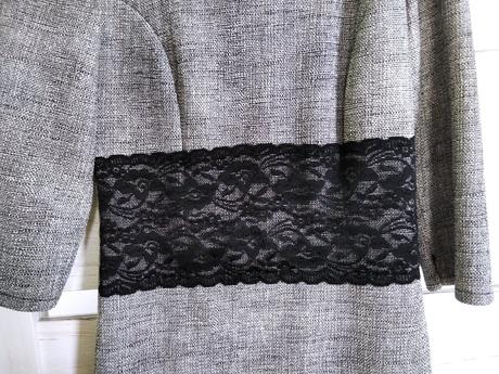 Šaty s čiernou krajkou na páse, m