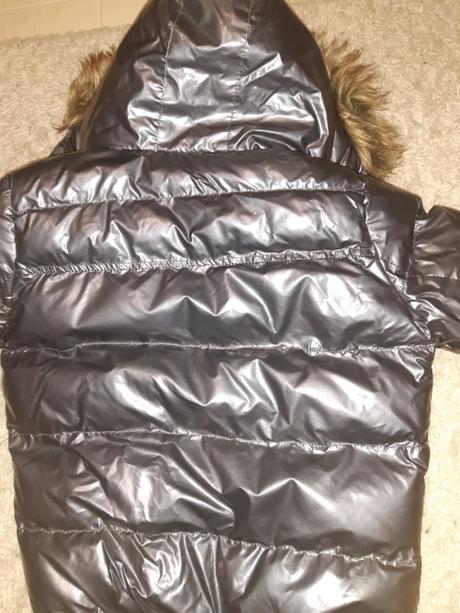 Lesklá tmavošedá bunda s kapucnou, 152