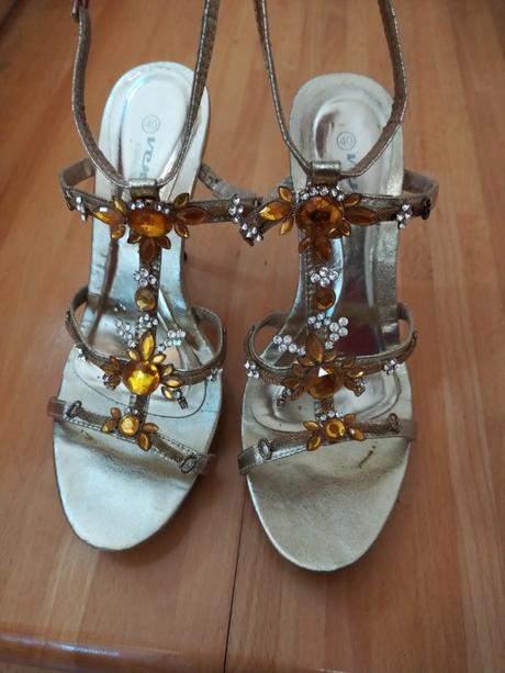 Zlaté sandálky, 40