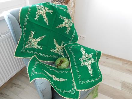 Smaragdovo zelený set obrusov ručne vyšívaný, 