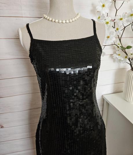 Krásne zaujímavé sexi šaty, 38