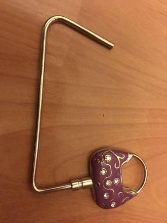 Držiak na kabelku z anglicka, 