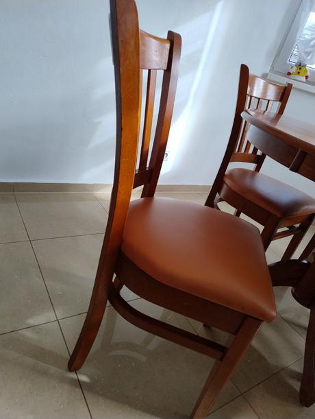 Jedálenský stôl so stoličkami, 