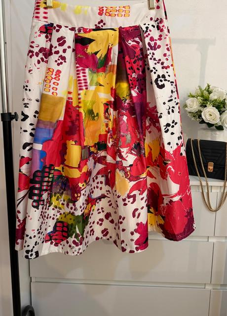 Áčková sukňa výrazný abstraktný farebný dizajn, m