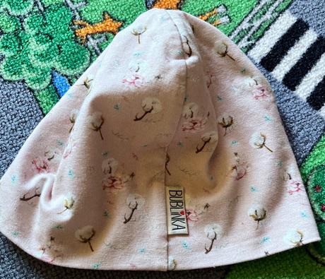 Krasna ciapka kupovana v bublinke top stav, 86