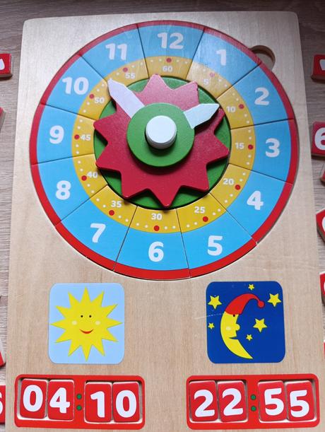 Drevené hodiny playtive,