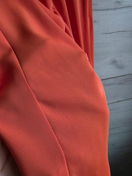 Krasne elegantne saty, l