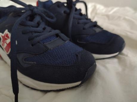 Tmavomodré tenisky, 29