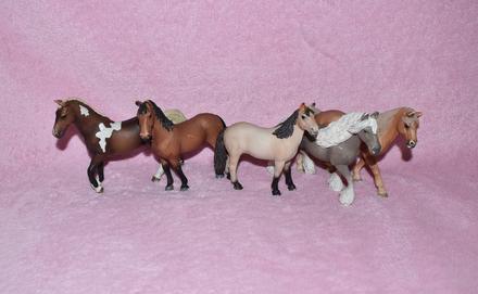 Schleich koníky poškodené, 