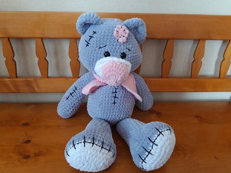 Háčkovaní mackovia so záplatou, 