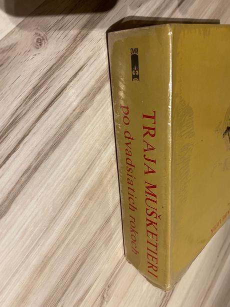 Retro stará kniha traja mušketieri po 20 rokoch,