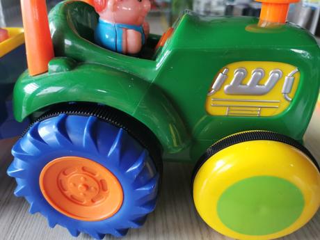 Traktor s vlečkou a zvieratkami, ktorý ide sám,