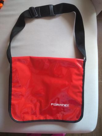 Lakova taška cez plece,