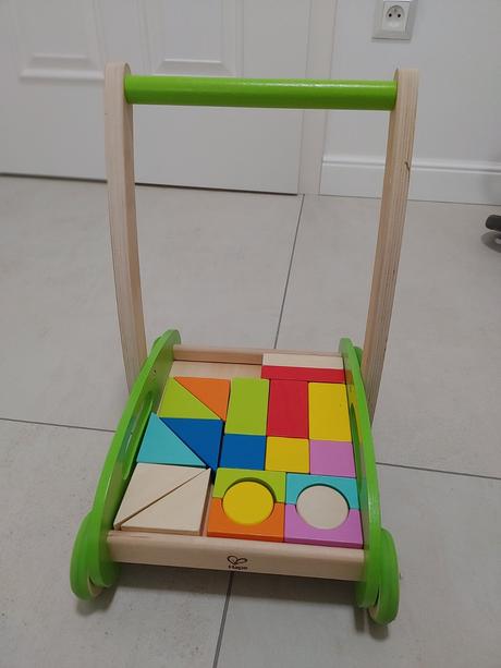 Dreveny vozik hape choditko s kockami, 