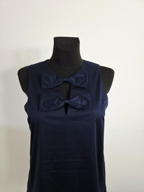 Elegantný tmavomodrý top bez rukávov zdobený dvoma, s