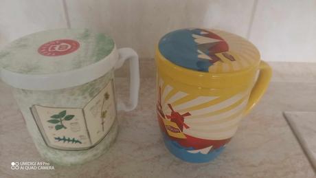 Hrnčeky s vrchnákom,