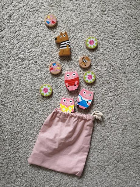 Tri prasiatka hra goula, 