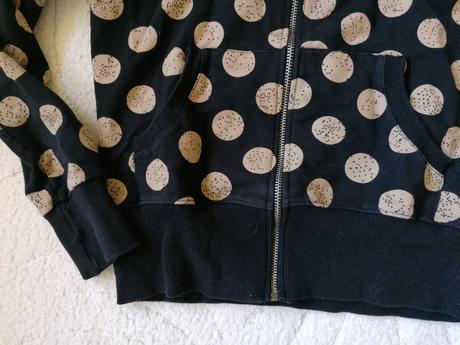 Bodkovana mikina, 158