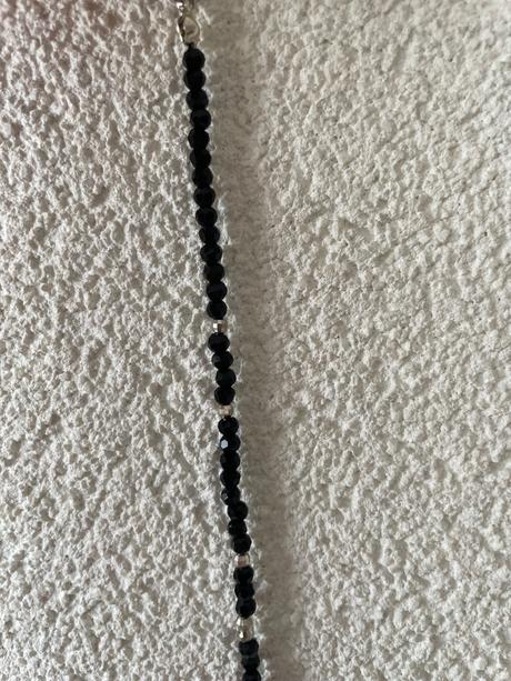 Náramok z čiernych fazetovaných kamienkov,