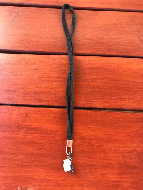 Šnúrka, kľúčenka s karabinkou a príveskom,