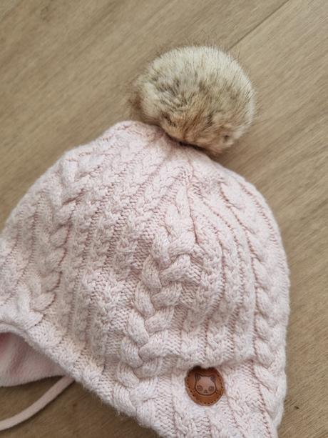 Zateplená čiapka s brmbolcom, 104
