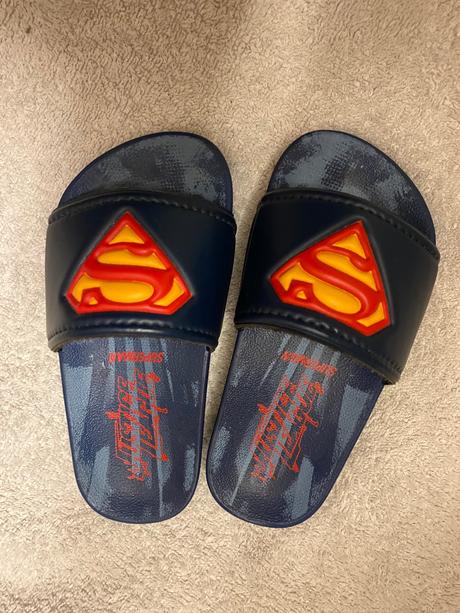 Šľapky superman, 23