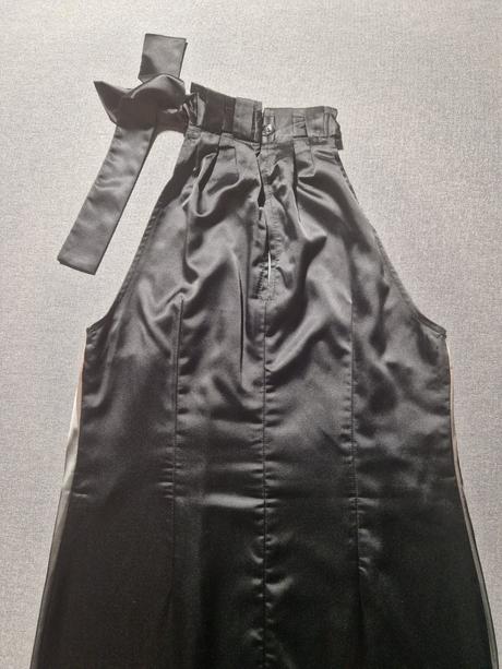 Saténové zaujímavé šaty, s