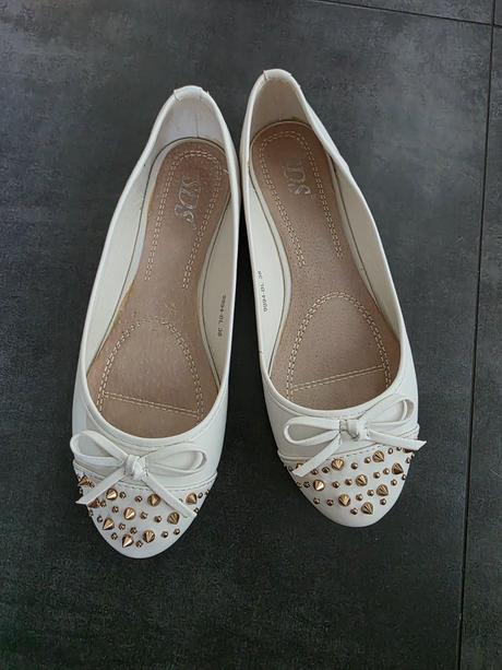 Biele vybíjané baleríny, 38