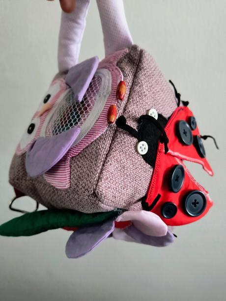 Didaktická edukačná kocka strojové a ručne šitie, 