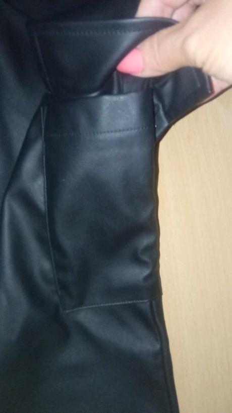 Koženkové zateplené čierne kapsáče na gumičku, 140