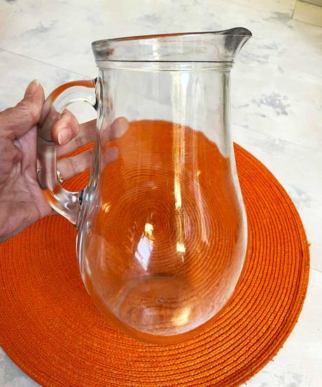 Masívny nerozbitný veľký džbán,