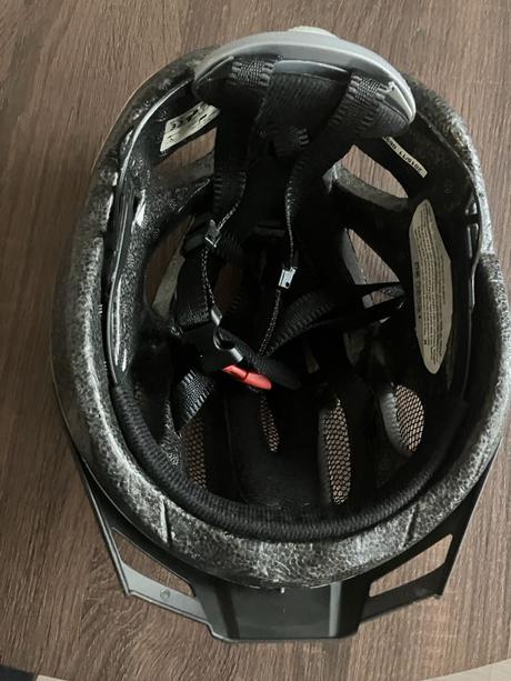 Predám detskú prilbu crivit, 49-54 cm, rukavice, 