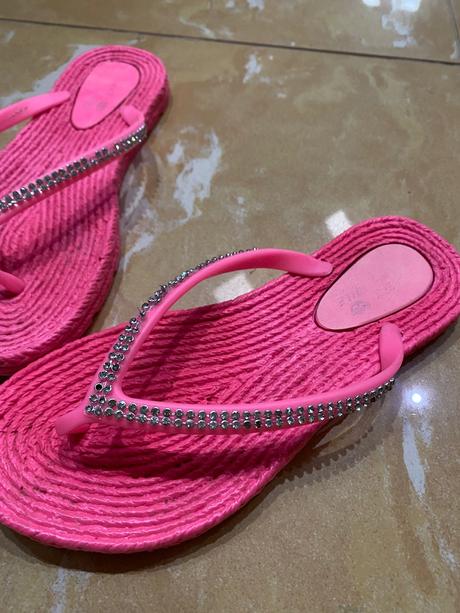 Šľapky s kamienkami, 36