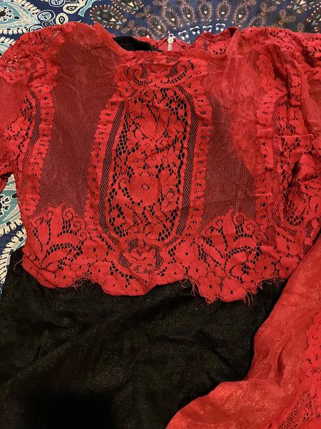 Červený krajkový top, 38