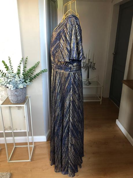 Tmavomodré šaty so zlatými detailami, 48