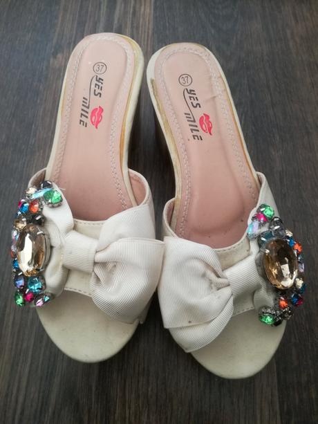 Krémové šľapky s kamienkami, 37