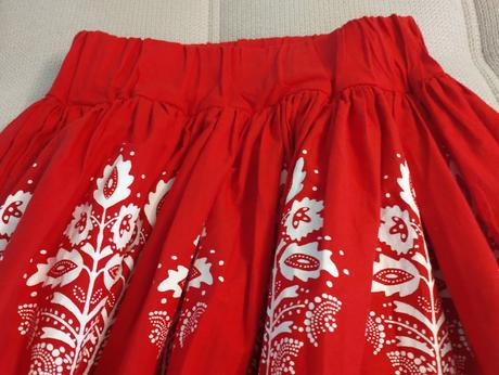 Folklórna sukňa, v páse na gumu, veľkosť m/38, m