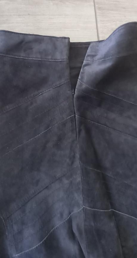Kožená sukňa, 38